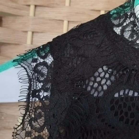 Like New Divided dress - Picture 2 of 10